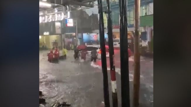 Melaju Kencang saat Banjir, Pengemudi Mobil Dikejar dan Diteriaki Warga