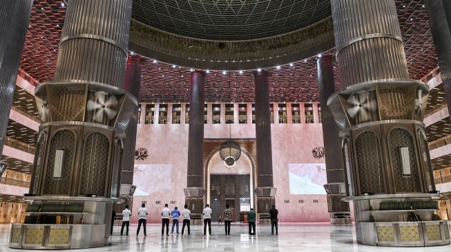 Sejumlah aparat keamanan melaksanakan salat berjamaah usai peresmian renovasi Masjid Istiqlal, Jakarta, Kamis (7/1/2021).  [ ANTARA FOTO/M Risyal Hidayat]
