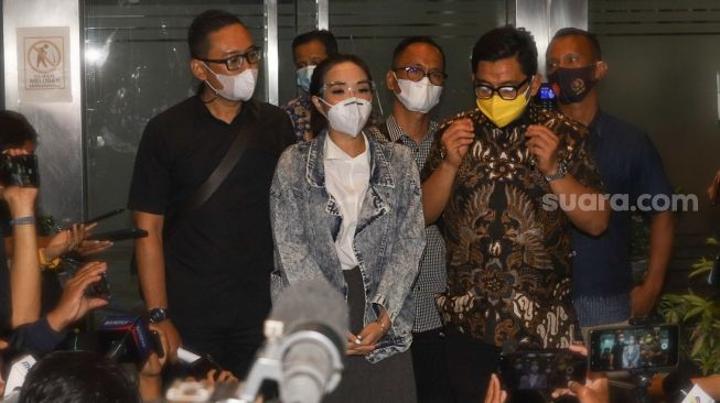 Penyanyi Gisella Anastasia usai menjalani pemeriksaan sebagai tersangka terkait video asusilanya di Ditres Krimsus Polda Metro Jaya, Jakarta Selatan, Jumat (8/1/2021). [Suara.com/Alfian Winanto]