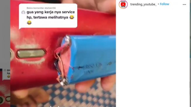 Penampakan HP dengan baterai eksternal. [Instagram/@trending_youtube_]