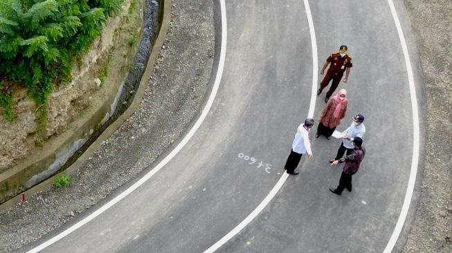 Jalan beraspal sepanjang 10 kilometer di Desa Botolempangan, Kecamatan Sinjai Barat, Kabupaten Sinjai / [ Foto Humas Pemprov Sulsel ]