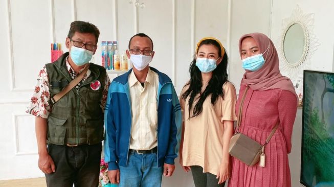 Dedik manusia galon melamar kerja di klinik drg. Nina Agustin. [foto: istimewa]