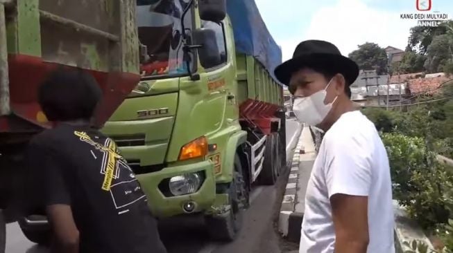 Dedi Mulyadi marah-marah ke sopir truk gara-gara parkir di atas jembatan (Facebook)