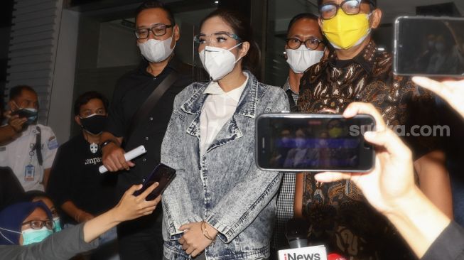 Penyanyi Gisella Anastasia menemui para awak media usai menjalani pemeriksaan sebagai tersangka terkait video asusilanya di Ditres Krimsus Polda Metro Jaya, Jakarta Selatan, Jumat (8/1/2021). [Suara.com/Alfian Winanto]