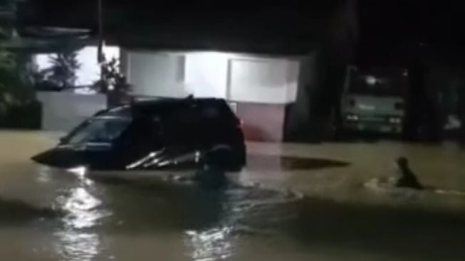 Banjir Samarinda, Satu Mobil Hanyut Terbawa Arus