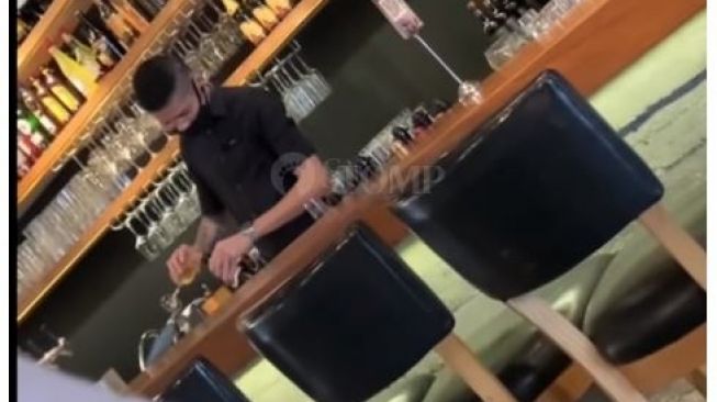 Bartender tuang kembali sampanye dari gelas pengunjung ke dalam botol. (tangkap layar Asia One)