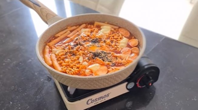 Resep Rabokki Ala Korea, Paduan Ramyeon dan Tteok yang Bikin Nagih