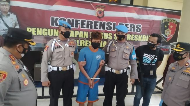 HP (19), pelaku pembunuhan dan penganiayaan terhadap sepasang kekasih di sebuah kamar kontrakan di Kampung Rancagoong, Desa Rancagoong, Kecamatan Cilaku, Kabupaten Cianjur. (Ayobandung.com/Muhammad Ikhsan)