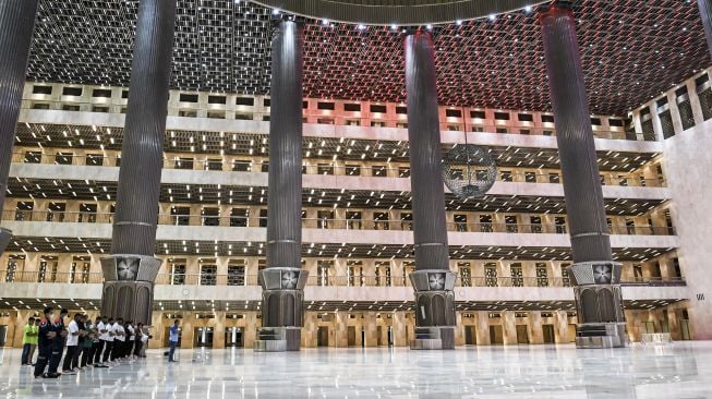 Sejumlah aparat keamanan melaksanakan salat berjamaah usai peresmian renovasi Masjid Istiqlal, Jakarta, Kamis (7/1/2021).  [ ANTARA FOTO/M Risyal Hidayat]
