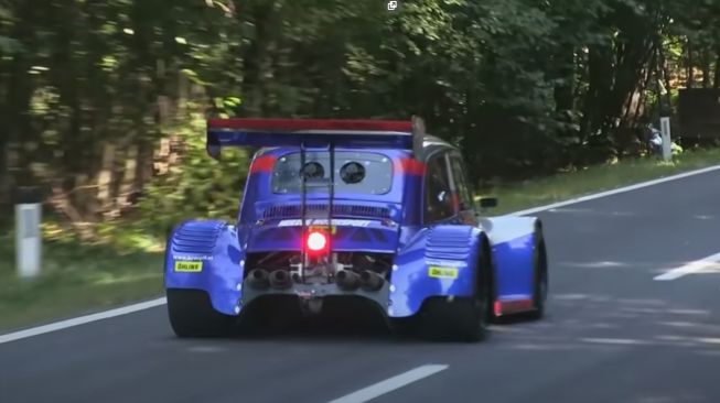 Fiat 500 dengan dua mesin Suzuki Hayabusa. (Youtube/HillClimb Monsters)