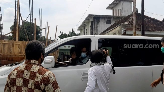 Ustaz Abu Bakar Bassyir tiba di Ponpes Al Mukmin, Ngruki, Sukoharjo, Jumat (8/1/2021).(Suara.com/Ronald Seger Prabowo)