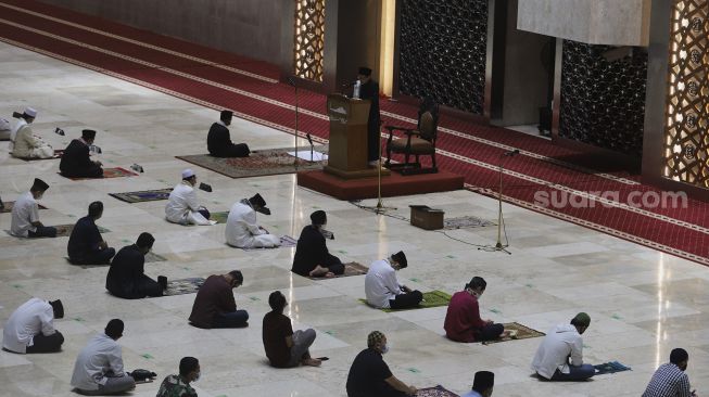 Sejumlah umat Muslim mendengarkan khotbah saat melaksanakan ibadah Salat Jumat secara berjamaah di Masjid Istiqlal, Jakarta, Jumat (8/1/2021). [Suara.com/Angga Budhiyanto]