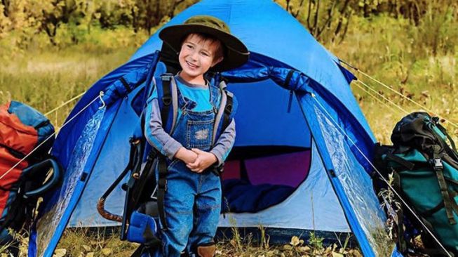 Selain Kepercayaan Diri, Ini Manfaat Mengajak Anak Berkemah 