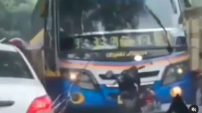 Video bapak-bapak ngamuk dan berhentikan bus lawan arah. (Instagram/fakta.indo)