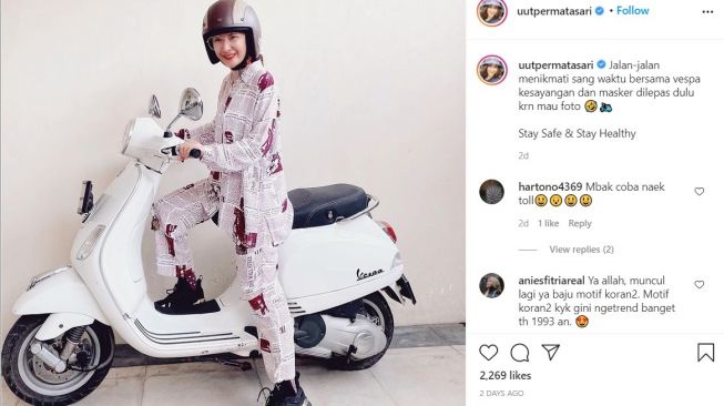 Uut Permatasari pamer naik Vespa, bajunya malah jadi sorotan (Instagram)