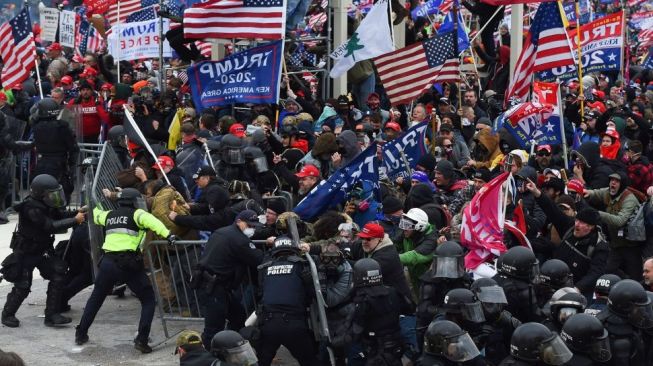 Pendukung Trump bentrok dengan polisi dan pasukan keamanan, saat mereka menyerbu Capitol AS di Washington, DC, pada 6 Januari 2021. Kongres Pengesahan Joe Biden sebagai Presiden Amerika Serikat terpaksa dihentikan sementara karena aksi pendukung Presiden Donald Trump mencoba merangsek masuk ke gedung Capitol. Aksi tersebut diawali dengan bentrok dengan aparat kepolisian.

Aksi pendukung Trump itu terjadi saat anggota parlemen berkumpul untuk mengesahkan kemenangan Joe Biden di Pilpres AS 2020. [AFP/Foto]

Pendukung Trump bentrok dengan polisi dan pasukan keamanan, saat mereka menyerbu Capitol AS di Washington, DC, pada 6 Januari 2021. Kongres Pengesahan Joe Biden sebagai Presiden Amerika Serikat terpaksa dihentikan sementara karena aksi pendukung Presiden Donald Trump mencoba merangsek masuk ke gedung Capitol. Aksi tersebut diawali dengan bentrok dengan aparat kepolisian.

Aksi pendukung Trump itu terjadi saat anggota parlemen berkumpul untuk mengesahkan kemenangan Joe Biden di Pilpres AS 2020. [AFP/Foto]





