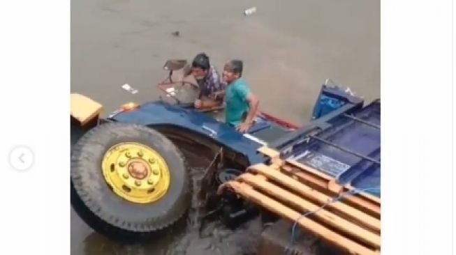 Video detik-detik truk terjun bebas ke air di Pelabuhan Trisakti Banjarmasin. (Instagram/wargabanua)