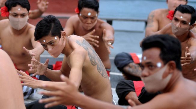 Penari tampil saat pertunjukan terakhir atraksi wisata Tari Kecak Uluwatu sebelum ditiadakan sementara di kawasan Uluwatu, Badung, Bali, Jumat (8/1/2021). [ANTARA FOTO/Fikri Yusuf]