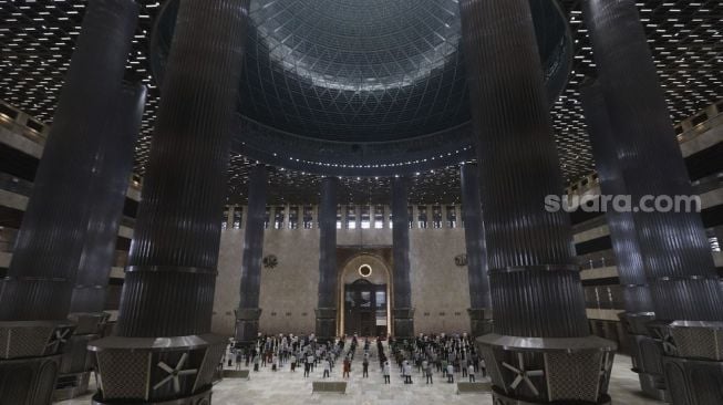 Sejumlah umat Muslim melaksanakan ibadah Shalat Jumat di Masjid Istiqlal, Jakarta, Jumat (8/1/2021). Salat Jumat tersebut merupakan yang pertama kali dilaksanakan usai Masjid Istiqlal di resmikan oleh Presiden Joko Widodo pascarenovasi. Kepala Bagian Protokol Humas Masjid Istiqlal, Abu Hurairah menyatakan bahwa Sholat Jumat hanya untuk kalangan internal dan belum dibuka untuk umum.[Suara.com/Angga Budhiyanto]
