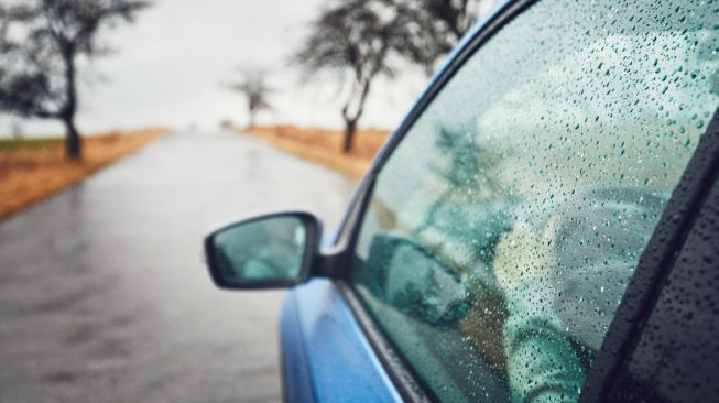 Cara Mengatasi Kaca Mobil Mengembun Saat Mengaspal di Musim Penghujan