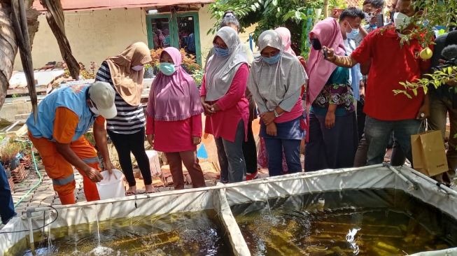 Warga Kelurahan Penggilingan, Cakung, Jakarta Timur belajar beternak ikan dalam Program Kampung Tangguh Jaya, Sabtu (9/1/2021). [dokumentasi pribadi]