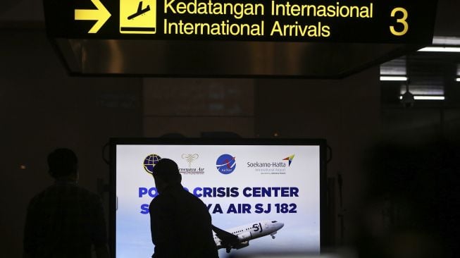 Petugas berjaga di Posko Crisis Center Sriwijaya Air SJ 182 di Terminal 2D Bandara Soekarno-Hatta, Tangerang, Banten, Sabtu (9/1/2021). [ANTARA FOTO/Fauzan]