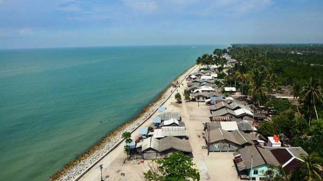 Salah satu tepian pantai di Pulau Rupat yang diambil melalui stone dengan pesona pantai dan rumah penduduk. [Dok Humas Pemkab Bengkalis]