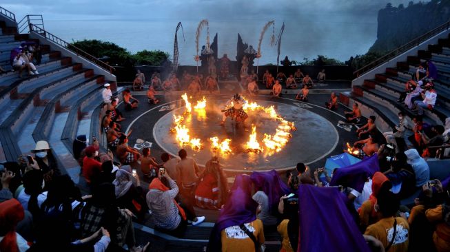 Penari tampil saat pertunjukan terakhir atraksi wisata Tari Kecak Uluwatu sebelum ditiadakan sementara di kawasan Uluwatu, Badung, Bali, Jumat (8/1/2021). [ANTARA FOTO/Fikri Yusuf]