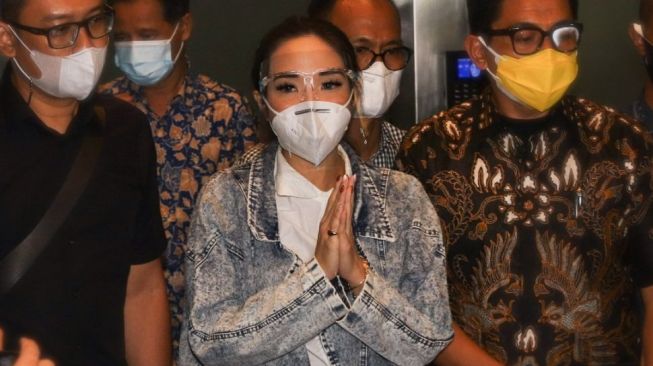 Artis Gisella Anastasia menyampaikan permintaan maafnya dihadapan awak media usai menjalani pemeriksaan sebagai tersangka terkait video asusilanya di Ditres Krimsus Polda Metro Jaya, Jakarta Selatan, Jumat (8/1/2021). [Suara.com/Alfian Winanto]
