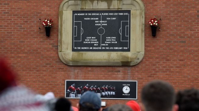 Supoter Manchester United datang ke Old Trafford untuk memeringati tragedi "Munich Air Disaster" saat tim Setan Merah mengalami kecelakaan pesawat pada 6 Februari 1958. [Dok. AFP]