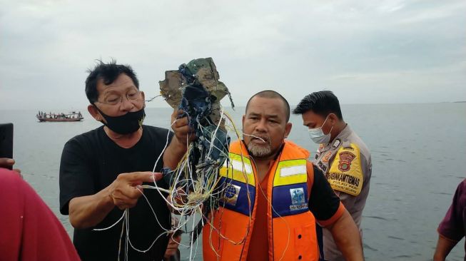 Gambar viral warga menunjukkan baran diduga serpihan pesawat Sriwijaya Air (Twitter)