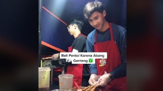 Viral Penjual Pentol Bakar Mirip Devano Danendra, Bikin Pembeli Salfok