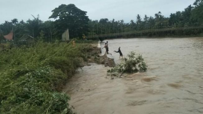 Bangunan Penahan Tebing Sungai di Kambang Utara Pessel Runtuh Akibat Banjir