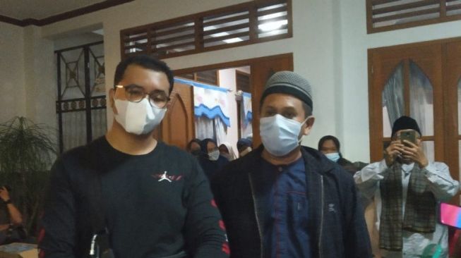 Keluarga Pilot Pesawat Sriwijaya Jatuh Berharap Ada Kabar Baik