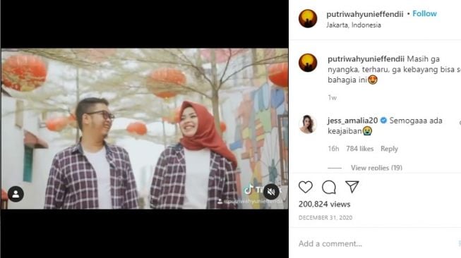 Pengantin baru Putri Wahyuni dan Ihsan Adhlan Hakim gagal ngunduh mantu di Pontianak. 