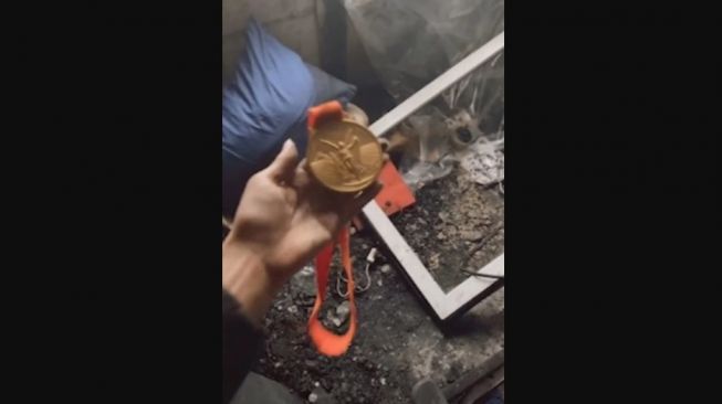 Medali yang masih tersisa pasca kebakaran.[Instagram]