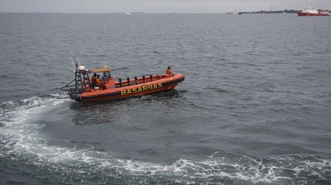 Sebuah sea rider dari Basarnas bersiap melakukan pencarian pesawat Sriwijaya Air SJ 182 yang hilang kontak di perairan Kepulauan Seribu, Jakarta, Minggu (10/1/2021).  [ANTARA FOTO/M Risyal Hidayat]