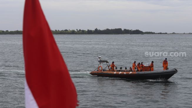 Tim gabungan melakukan pencarian Pesawat Sriwijaya Air SJ 182 rute Jakarta - Pontianak yang hilang kontak di perairan Kepulauan Seribu, Jakarta, Minggu (10/1/2021). [Suara.com/Angga Budhiyanto]