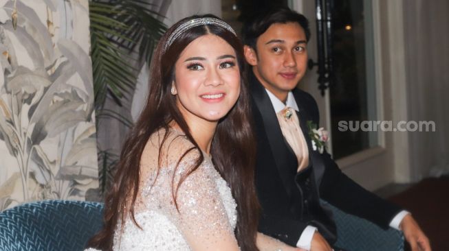 Pasangan Caesar Hito dan Felicya Angelista saat menggelar konferensi pers terkait pernikahan mereka di Kawasan Darmawangsa, Jakarta Selatan, Sabtu (9/1/2021). [Suara.com/Alfian Winanto]