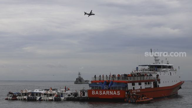 Tim gabungan melakukan pencarian Pesawat Sriwijaya Air SJ 182 rute Jakarta - Pontianak yang hilang kontak di perairan Kepulauan Seribu, Jakarta, Minggu (10/1/2021). [Suara.com/Angga Budhiyanto]