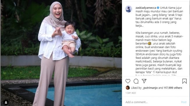 Zaskia Adya Mecca menggendong anak kelimanya. - (Instagram/@zaskiaadyamecca)