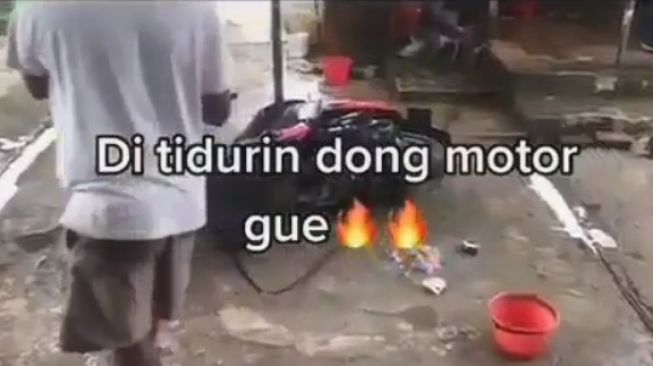 Viral Cara Cuci Motor Ekstrem, Hasilnya Bikin Tercengang