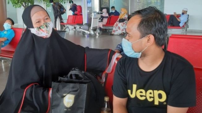 Ikbal dan istro, penumpang Air Asia dari Jakarta- Pontianak yang tiba di Bandara Supadio Pontianak. (Antara/Dedi)