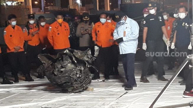 Turbin pesawat Sriwijaya Air SJ 182 dipindahkan dari KRI Cucut ke Posko Terpadu JICT II, Minggu (10/1/2021) malam. [Suara.com/Novian Ardiansyah]