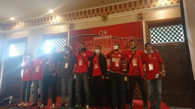 Para kontestan Kongres VIII Pasoepati menyanyikan lagu Satu Jiwa setelah Maryadi Gondrong-Agus Ismiyadi terpilih sebagai pemimpin baru Pasoepati di Hotel Horison Aziza, Pasar Kliwon, Minggu (10/1/2021). (Solopos/Chrisna Chaniscara)