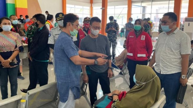 Wali Kota Pontianak Edi Rusdi Kamtono menemui keluarga penumpang Sriwijaya Air SJ 182 di Bandara Supadio, Minggu (10/1/2020). (istimewa)