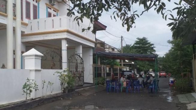 Suasana di kediaman Kapten Didik Gunardi di Perumahan Vida, Kota Bekasi, Jawa Barat, Minggu (10/1/2021) malam.[Suara.com/Nihlah]