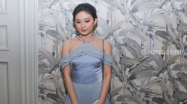 Aktris Natasha Wilona saat ditemui di Kawasan Darmawangsa, Jakarta Selatan, Sabtu (9/1/2021). [Suara.com/Alfian Winanto]