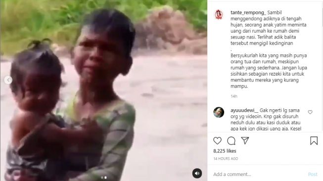 Video anak yang menggendong adiknya mengemis sambil kehujana dan kedinginan. - (Instagram/@tante_rempong_).