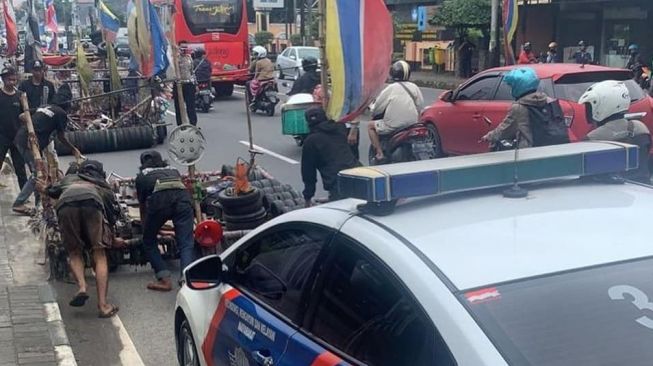 Razia Vespa gembel jadi sorotan. (Facebook)